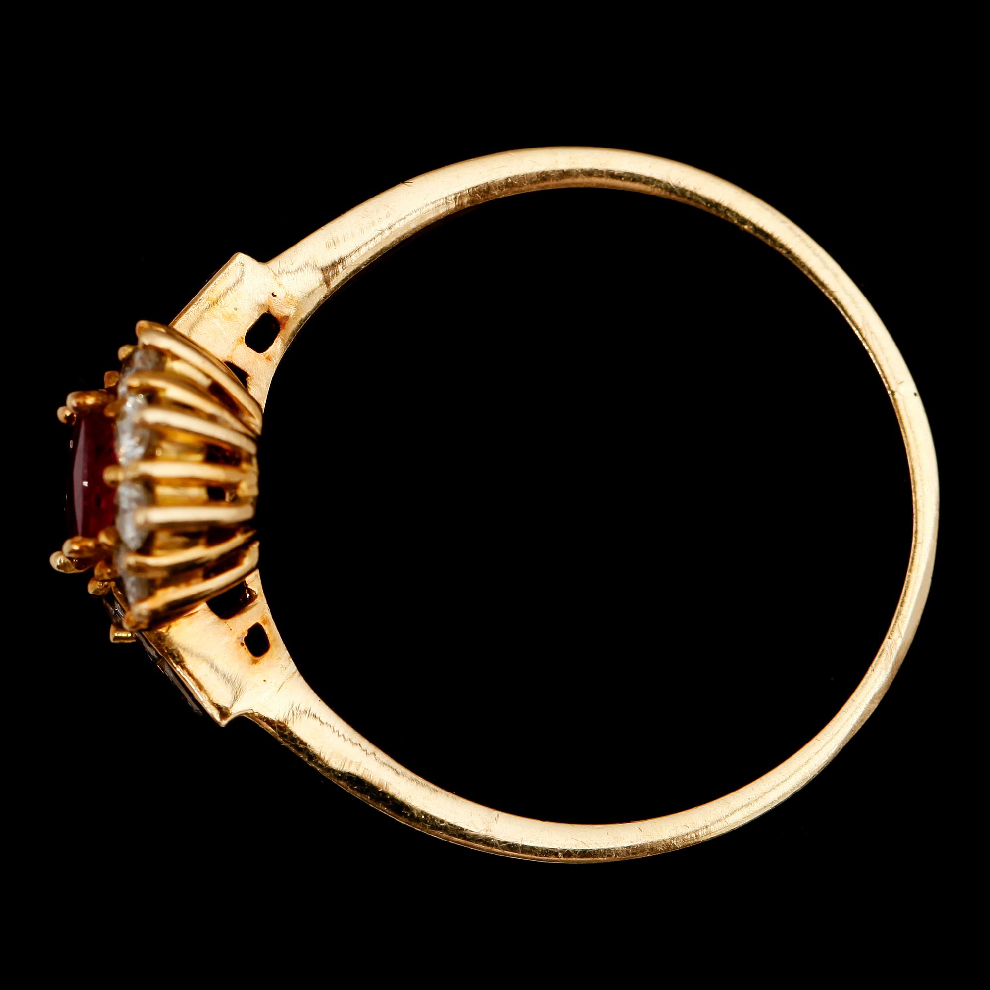 RING, 18 k, med rubin och briljanter. Total vikt med stenar ca 5 g.