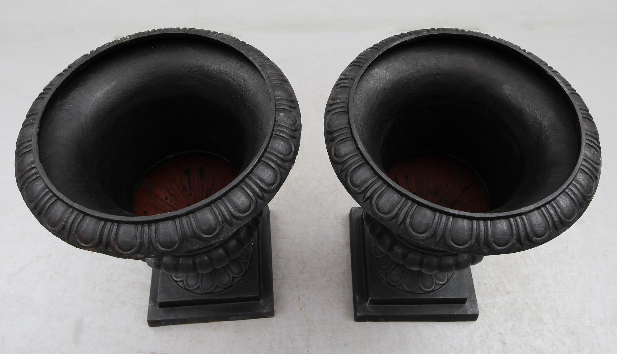 TRÄDGÅRDSURNOR, 1 par, gjutjärn, modern tillverkning.