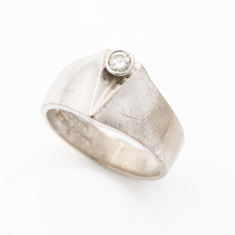 Ring by Juhani Linnovaara, 18K white gold with brilliant-cut diamond. Lapponia 1973.