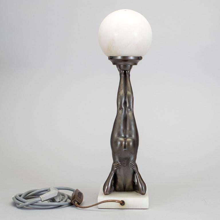 BORDSLAMPA, patinerad brons och alabaster. Art deco, 1920-/30-tal.