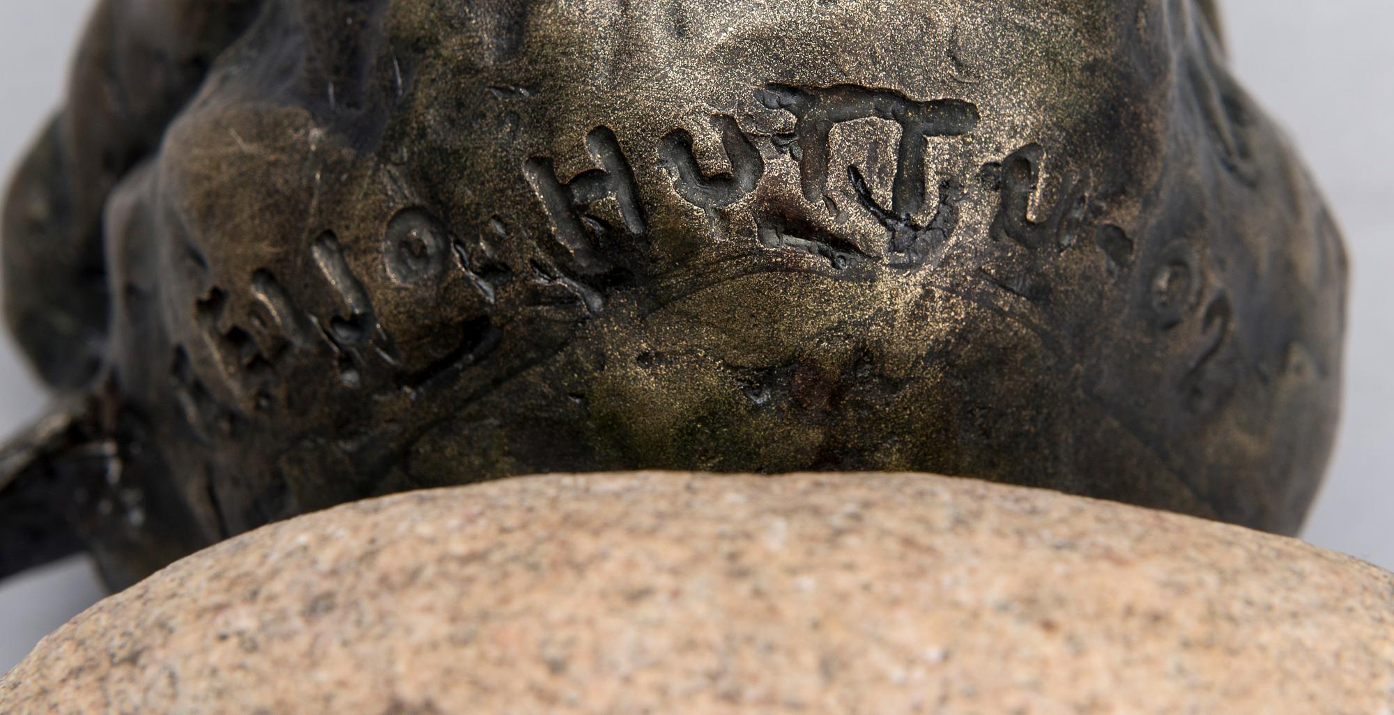 REIJO HUTTU, gjuten bronspulverharts, signerad och daterad -02 i godset.