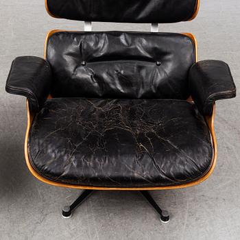 CHARLES & RAY EAMES, fåtölj och fotpall "Lounge chair", Herman Miller, USA.
