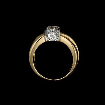 A RING, 14K gold, diamonds. Rauli Kostiainen, Helsinki. SJL certificate on the diamonds. Weight c. 13.4 g.