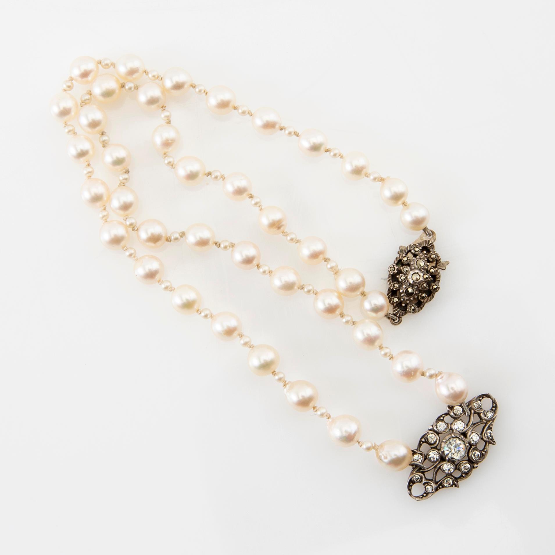 Halsband 2 st av odlade pärlor med lås av silver och strass.
