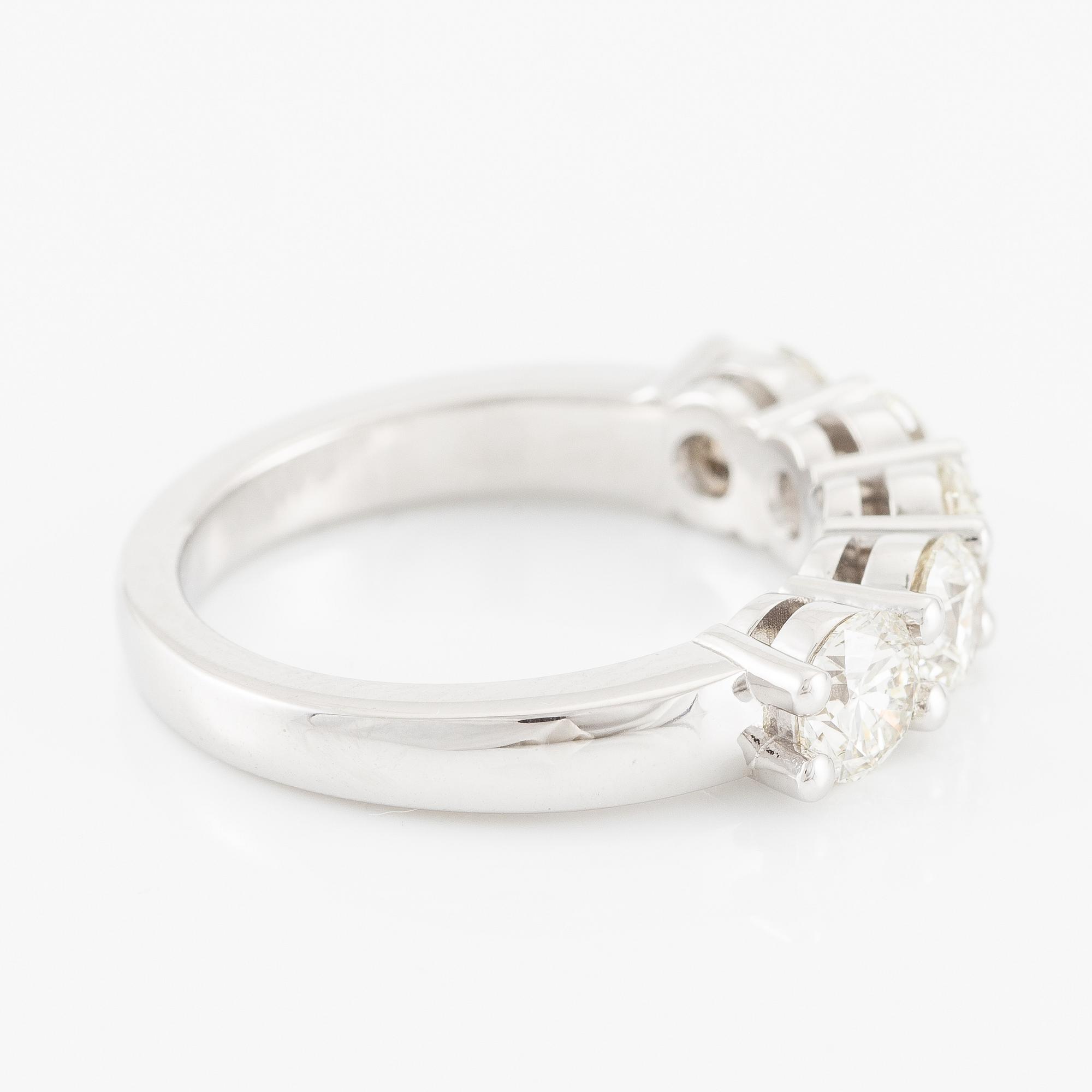 Half eternity ring in 18K white gold set with brilliant-cut diamonds.