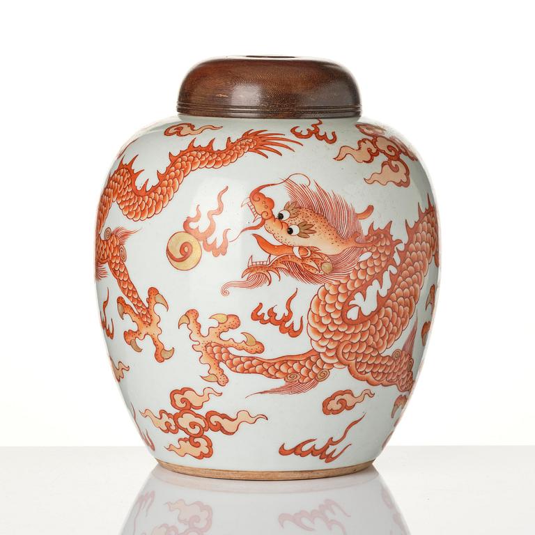 A 'dragon' jar, late Qing dynasty, 19th century.
