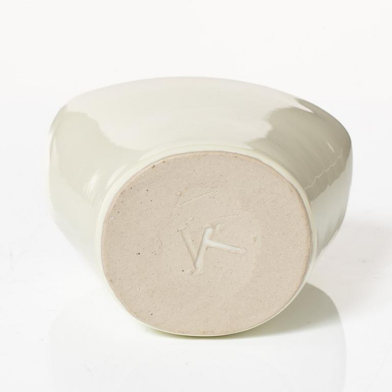 Kennet Williamsson, fyra keramiska objekt, varav tre signerade.