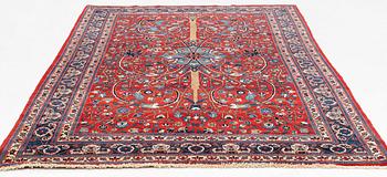 An antique/semi-antique, Teheran carpet, ca 314 x 211 cm.