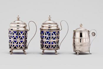 SENAPSKANNOR, 2 st, samt KANNA, silver, bl.a. Gustav Henrik Sidwall, Stockholm. 1700, 1800 resp 1900-tal. Vikt ca 433g.