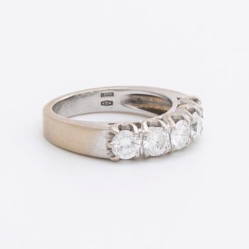 RING 18K vitguld m 5 briljanter 1,24 ct totalt ingraverat.