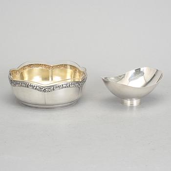 SKÅLAR, 2 stycken, silver och glas, 1900-tal. Total silvervikt ca 393 gram.