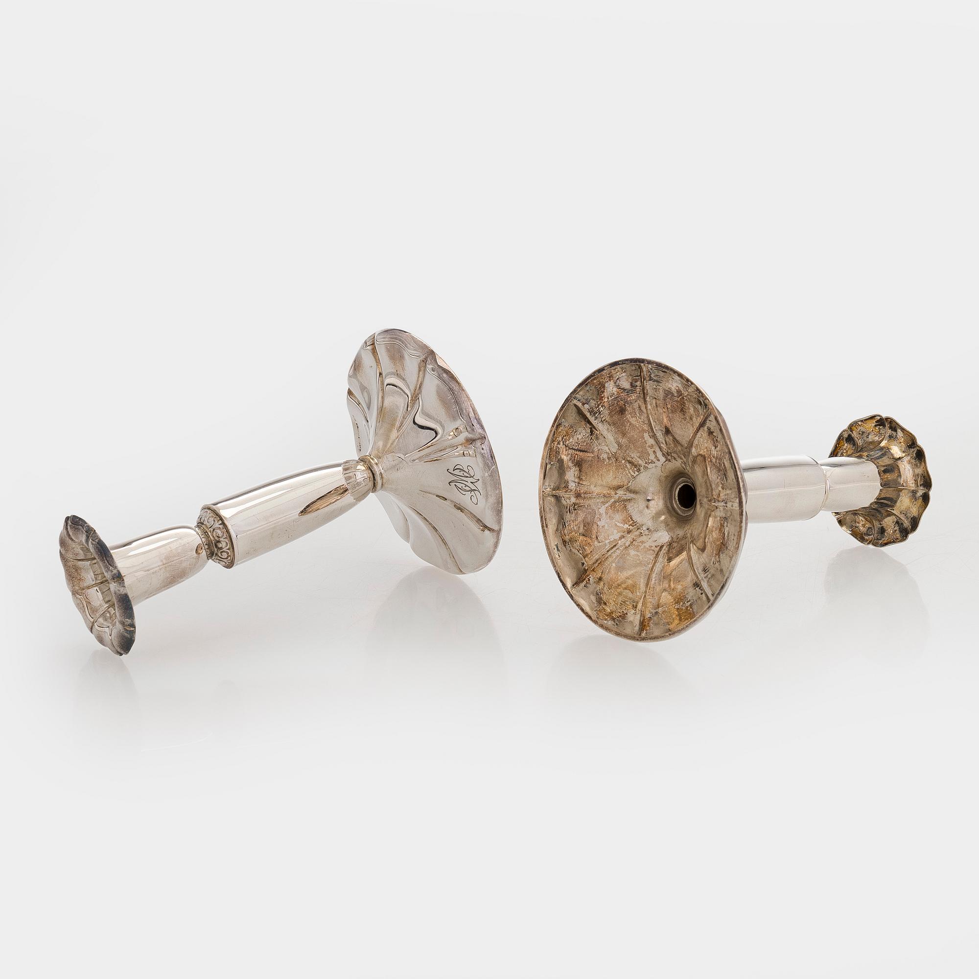 Kahvikalusto, 3 osaa, ja kynttilänjalkapari, hopeaa, Kultakeskus, Hämeenlinna 1946 ja 1948.