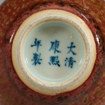 PENSELBAD, porslin. Sen Qing dynastin (1644-1912), med Kangxi sex karaktärers märke.