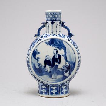A blue and white moon flask, Qing dynasty, late 19th century.