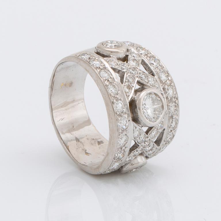 DIAMOND RING 18K whitegold with brilliant-cut diamonds approx 1,5 ct in total.
