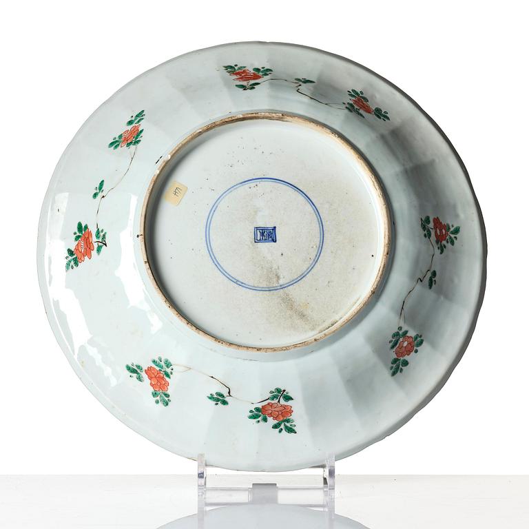 A large famille verte dish, Qing dynasty, Kangxi (1662-1722).