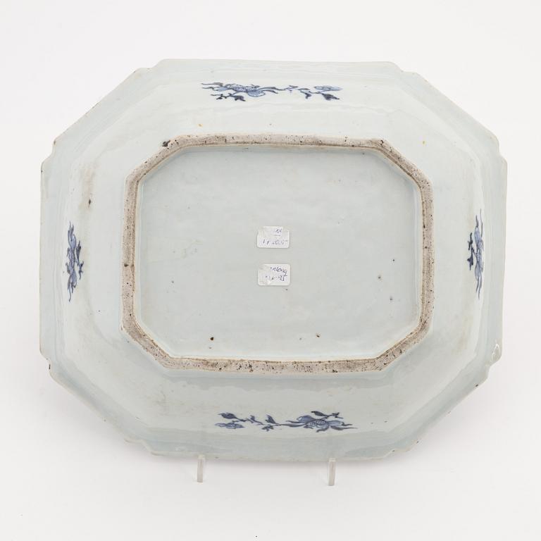 A blue and white and famille rose dish, Qing dynasty, Qianlong (1736-95).