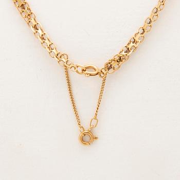 An 18K gold necklace.