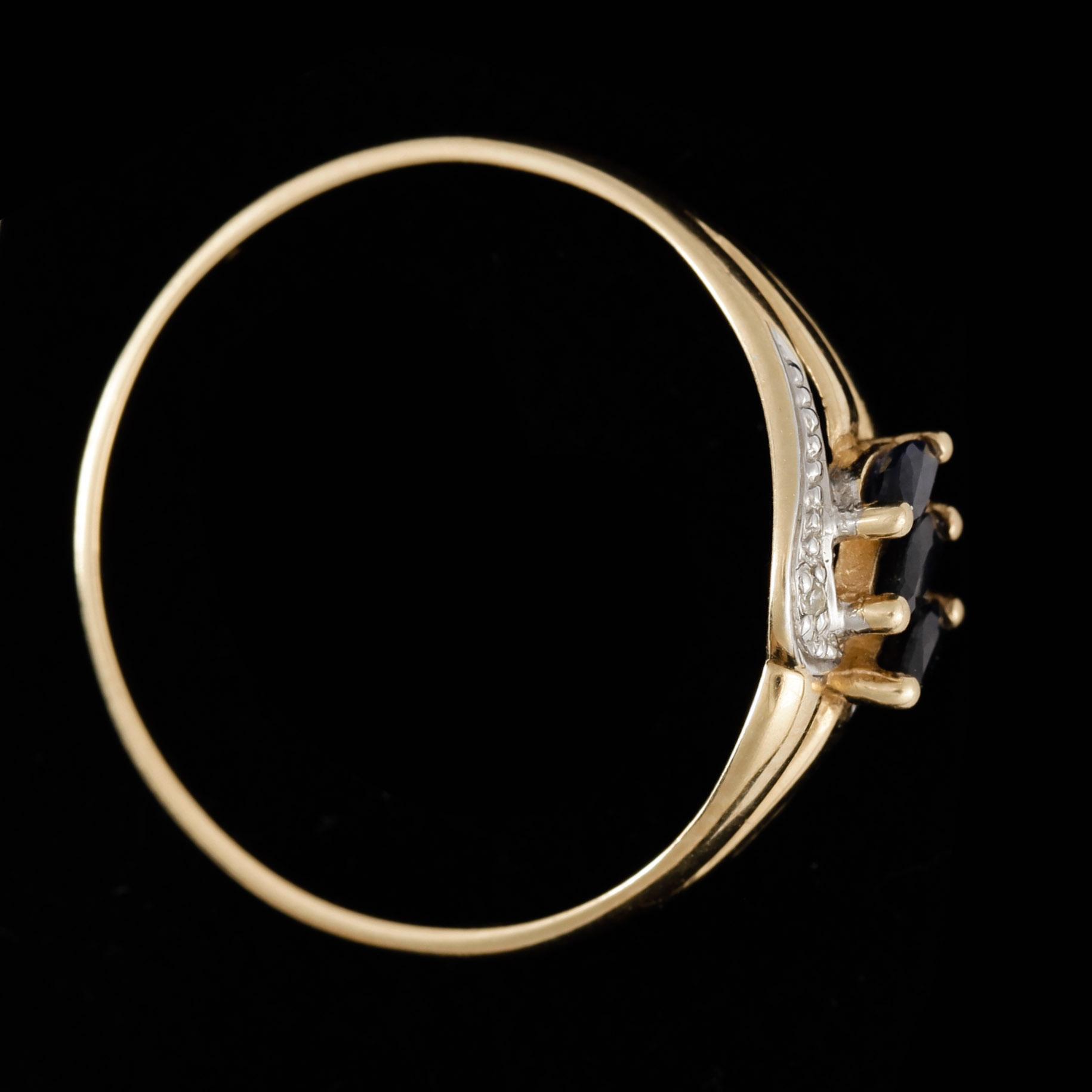 RING, 18k guld med tre navettslipade safirer och två micro diamanter. Vikt ca 1,9 gram.