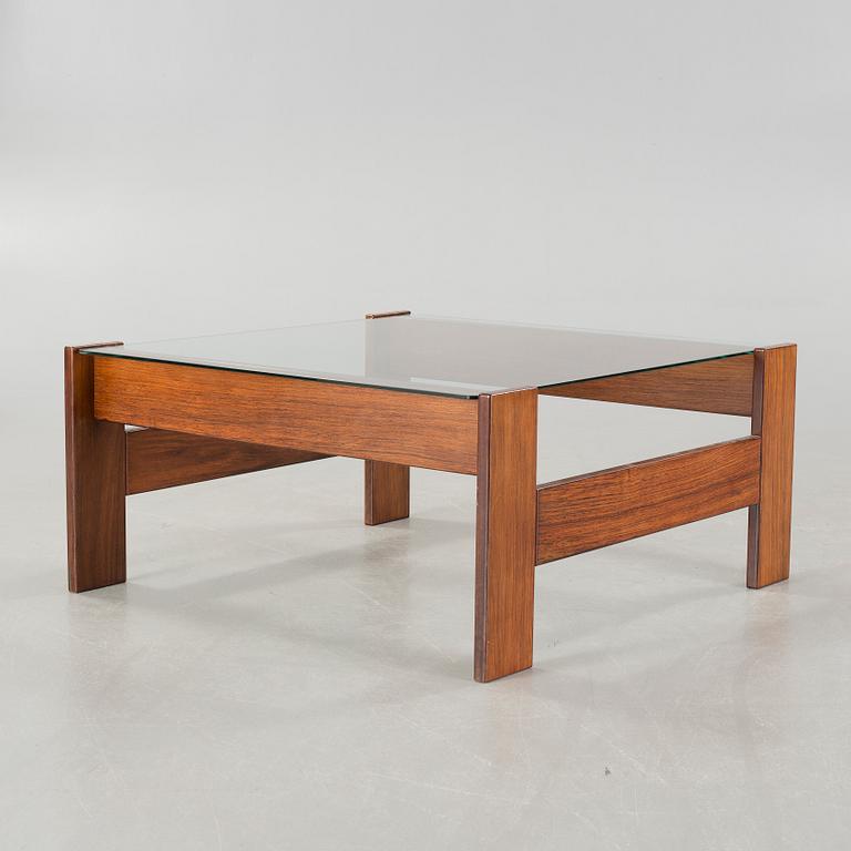 A late 20th century coffee table.