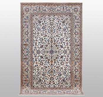 A carpet, Kashan, ca 296 x 192 cm.