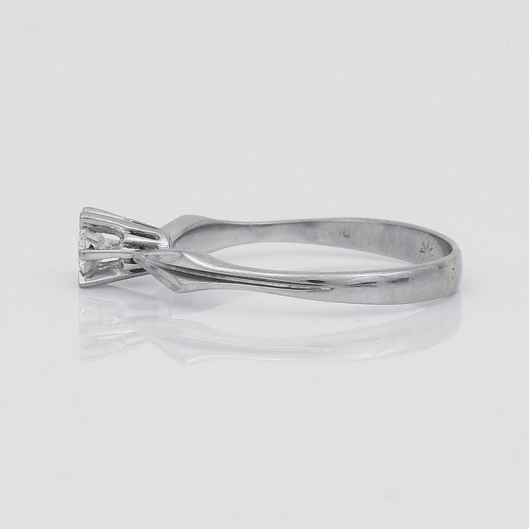RING, enstenring, 18K vitguld med briljantslipad diamant ca 0,21 ct. Vikt 2,26 g.