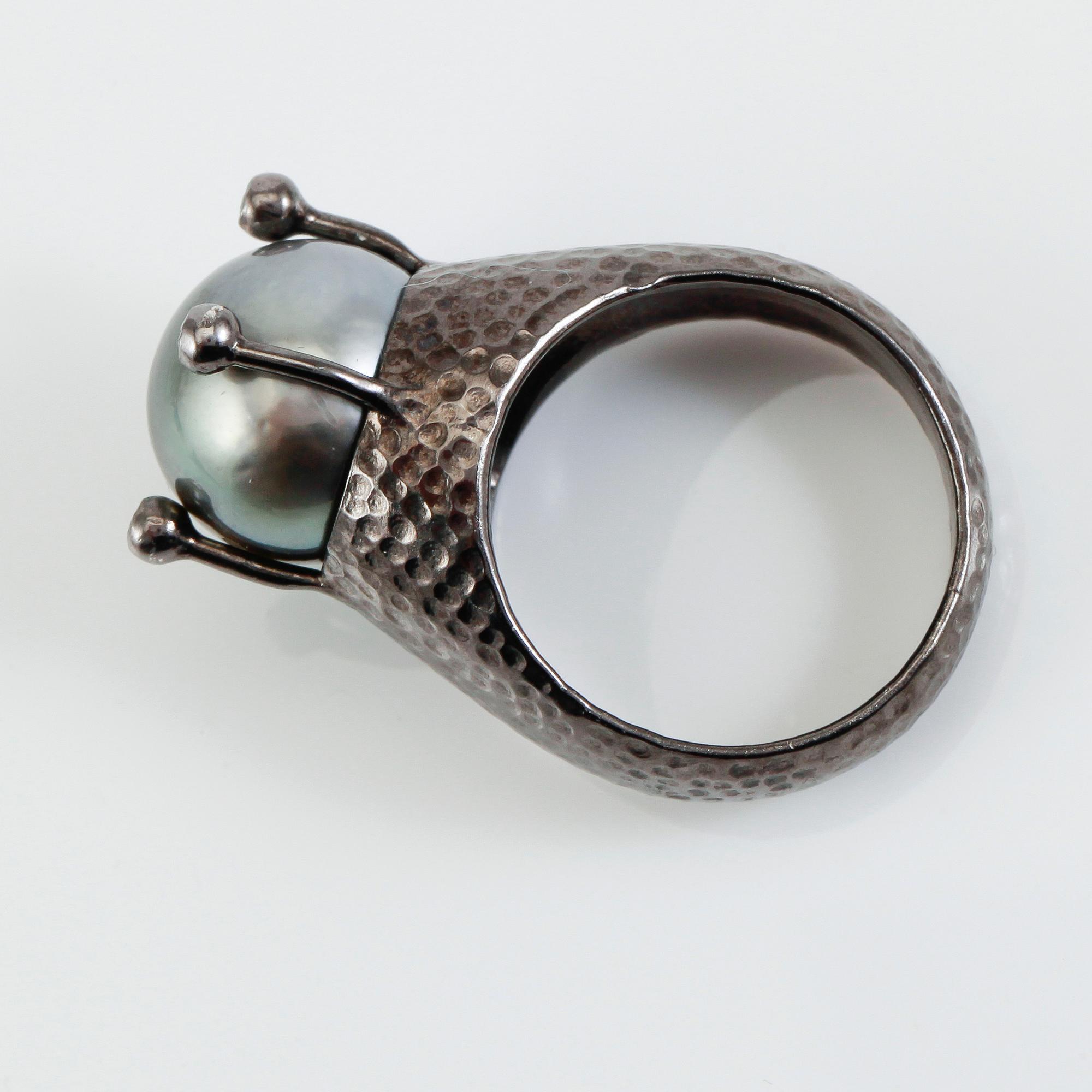 RING, svärtat silver, thaitipärla samt diamanter.