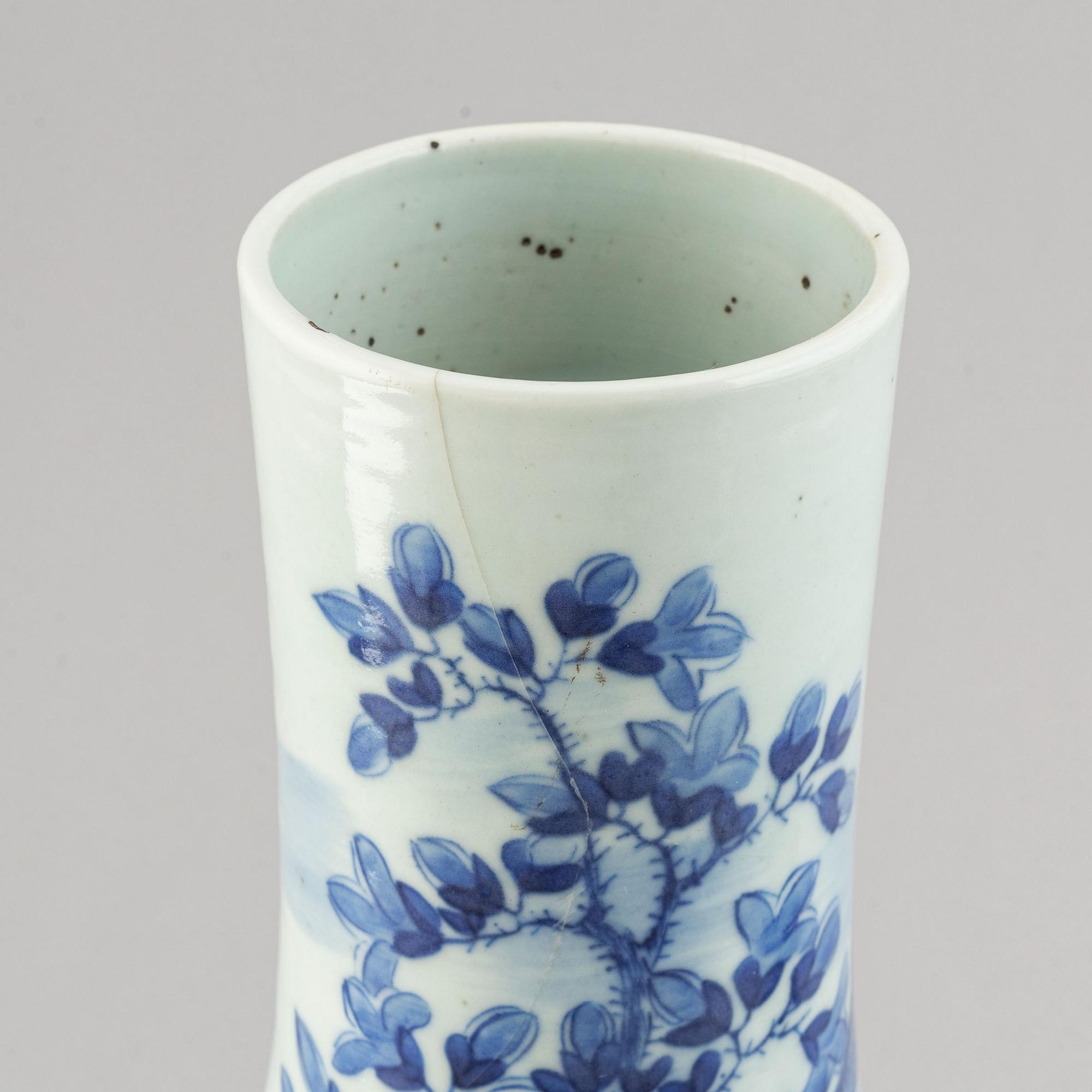 A blue and white tianqiu ping vase, late Qing dynasty.