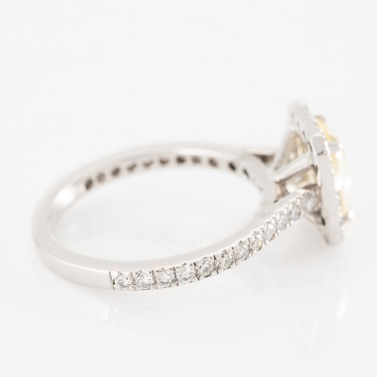 Ring in 18K white gold set with an oval-cut yellow sapphire and brilliant-cut diamonds.
