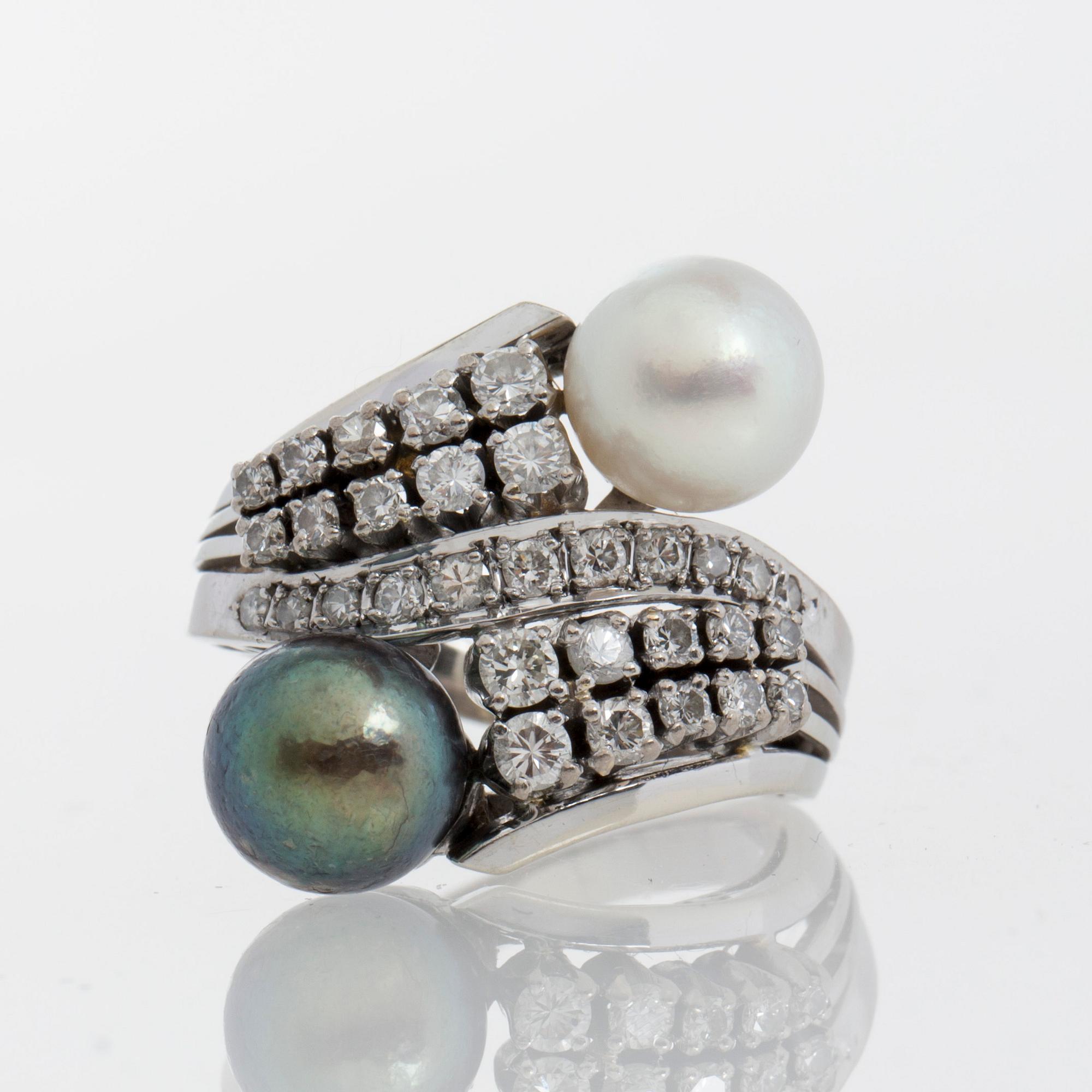 RING, 18K vitguld med odlade saltvattenspärlor samt briljantslipade diamanter ca 0.65 ct.