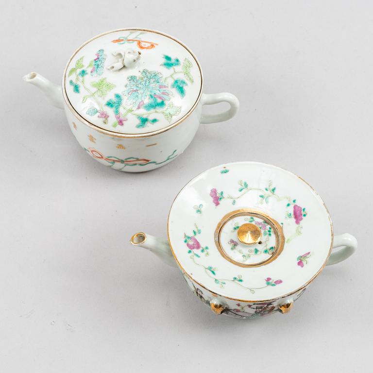 Two famille rose tea pots with covers, late Qing dynasty, circa 1900.