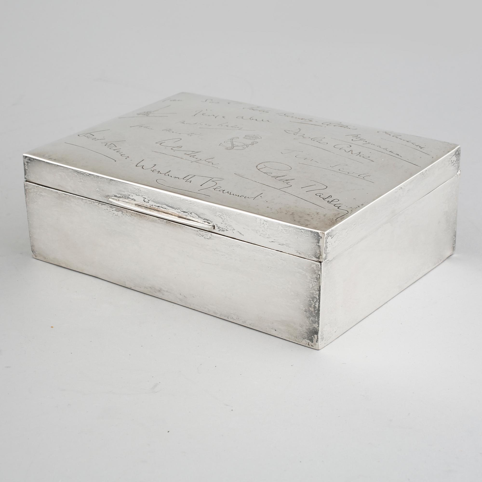 FAT samt SKRIN, silver, Mappin & Webb, Sheffield, omkring 1900-talets mitt. Fatets vikt 558 g.