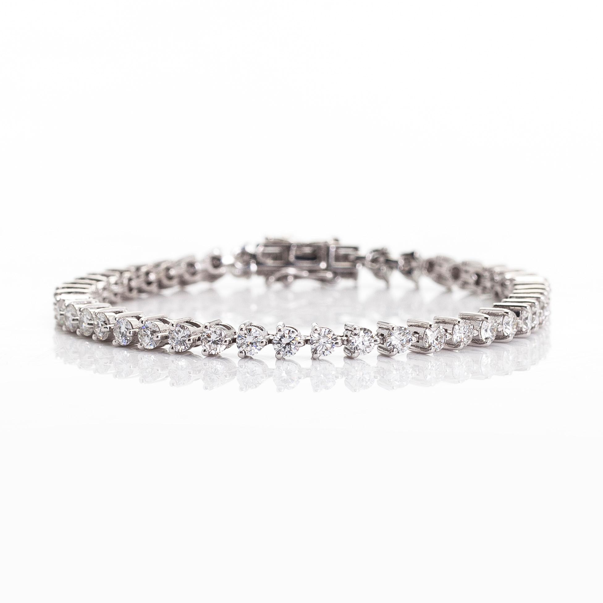 An 18K white gold tennis bracelet, with brilliant-cut diamonds.