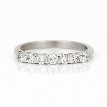 RING, 18K guld med briljantslipade diamanter, tot ca 0,50 ct. Total vikt ca 2,84 g.