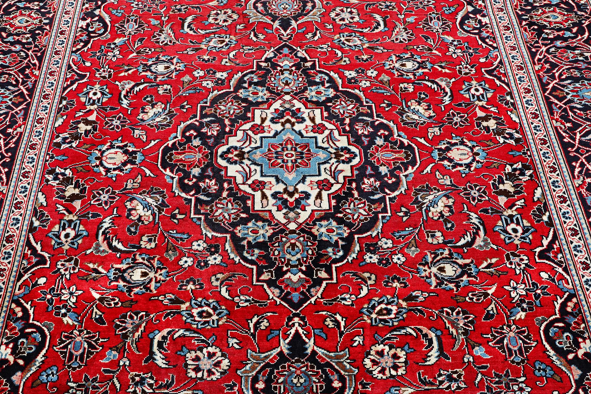 A Kashan carpet, c. 297 x 198 cm.