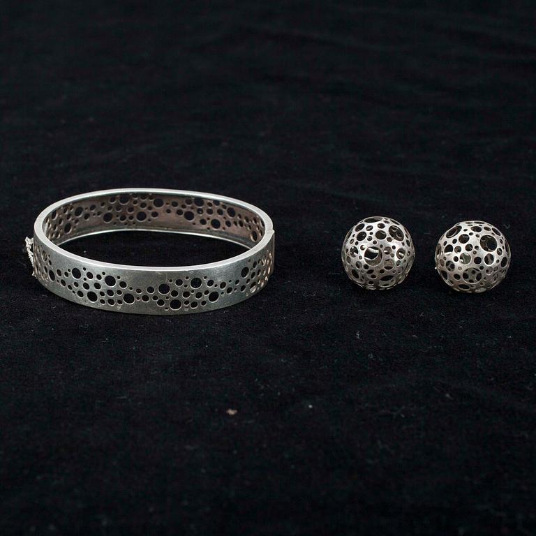 LIISA VITALI, ÖRHÄNGEN och ARMBAND, "Nyckelpiga", Liisa Vitali, Kultakeskus, Helsingfors, 1970. Tot. vikt ca 23,3.