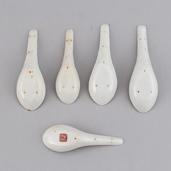 A group of 32 Chinese spoons, 20th Century.