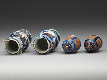 A pair of imari sugar casters, Qing dynasty, Kangxi (1662-1722).