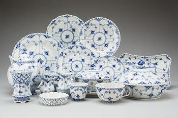 TE-, KAFFE och MATSERVIS, c:a 70 delar, porslin, "Musselmalet helblond" Royal Copenhagen, Danmark.