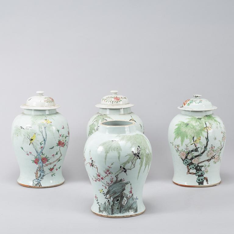 Four Chinese famille rose jars/vases with 3 covers, 20th century.
