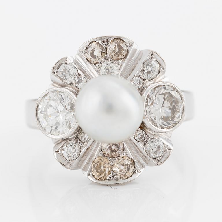 Ring, 18K white gold with a pearl and brilliant-cut and old-cut diamonds.