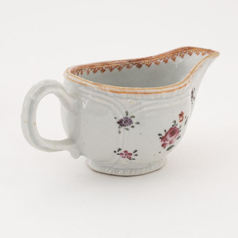 A pair of Chinese plates, a serving dish and a cream jug, Qing dynasty, 18th Century.