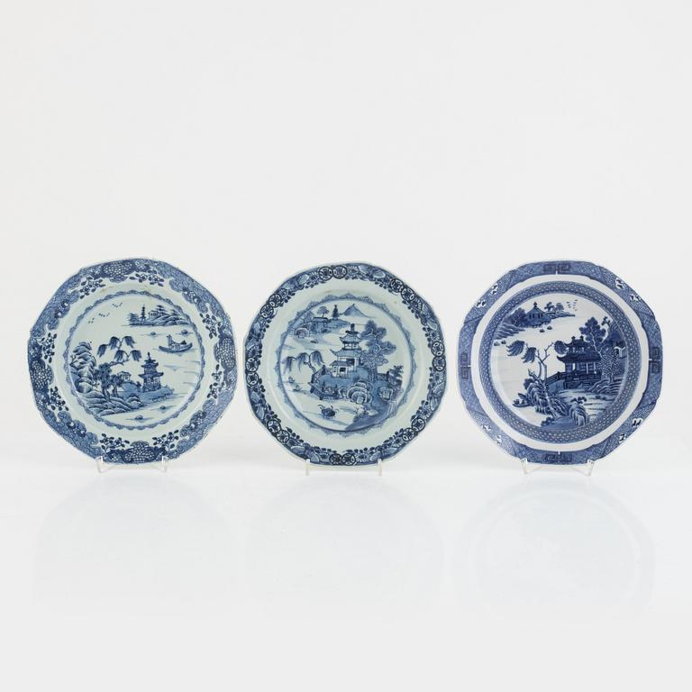 A group of 17 Chinese blue and white plates and a tureen dish, Qing dynasty, Qianlong (1736-95) and Jiaqing (1795-1820).