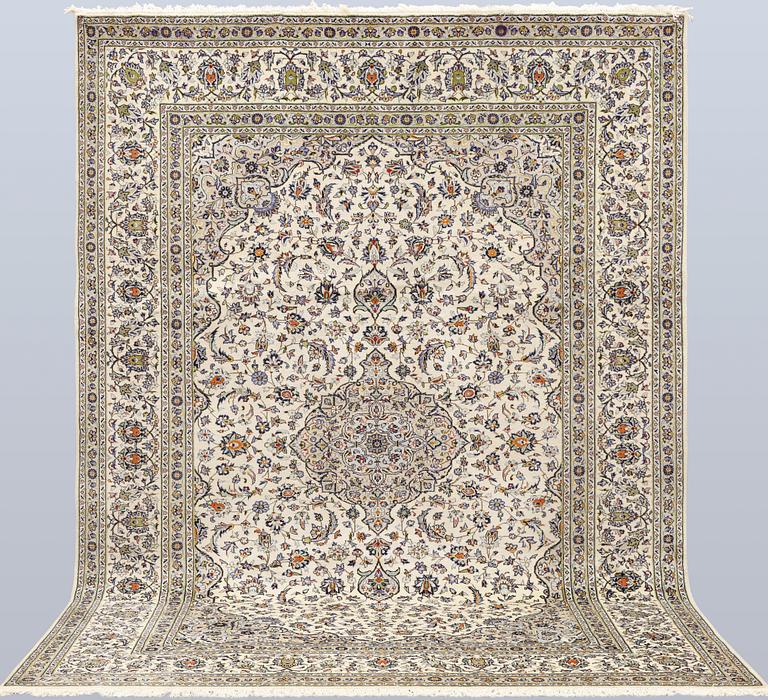 A Keshan carpet, approx. 355 x 260 cm.