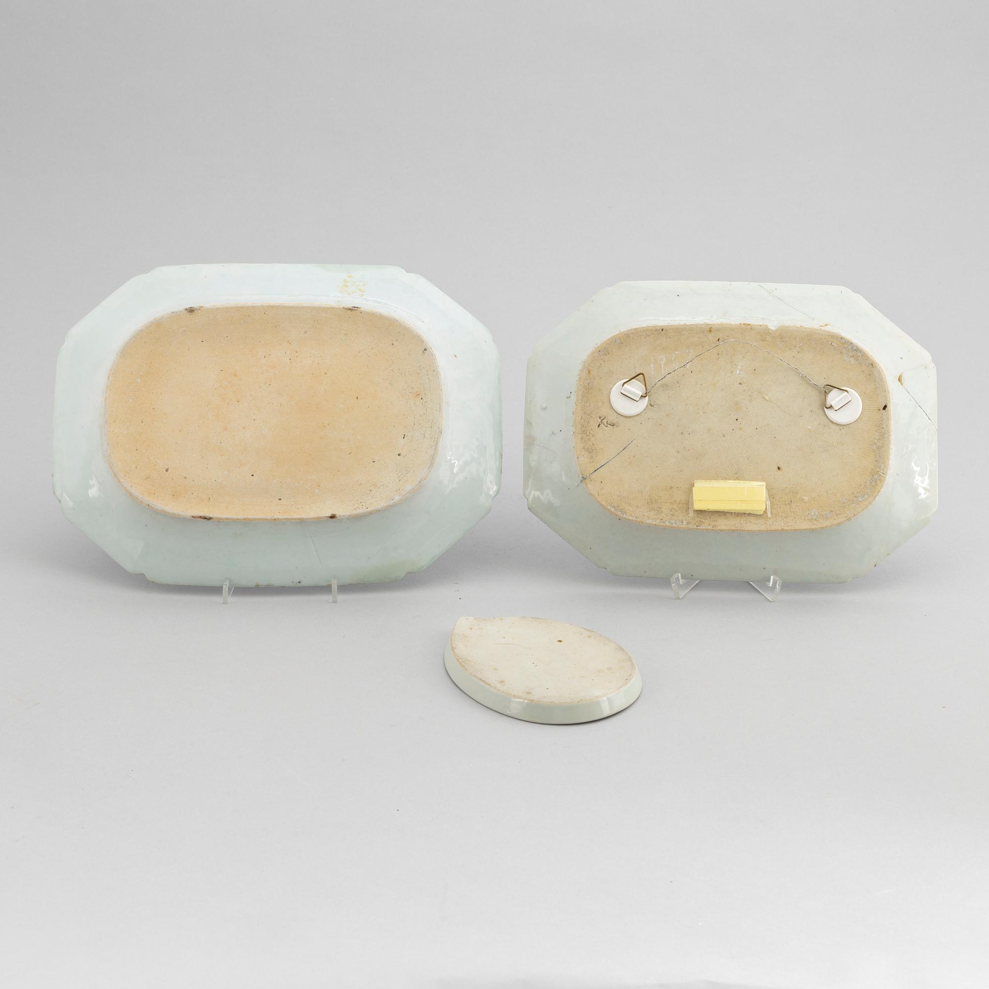 Serveringsfat, 3 stycken, porslin, Kina, Qingdynastin, Qianlong (1736-1795) samt Jiaqing (1796-1820).