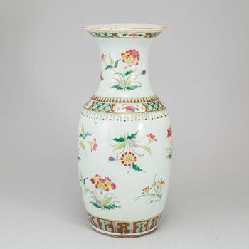 A famille rose vase, Qing dynasty, late 19th century.