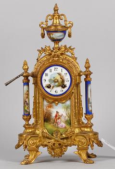 BORDSPENDYL, mässing, porslin, Ny Louis XVI, sekelskiftet 1800/1900.