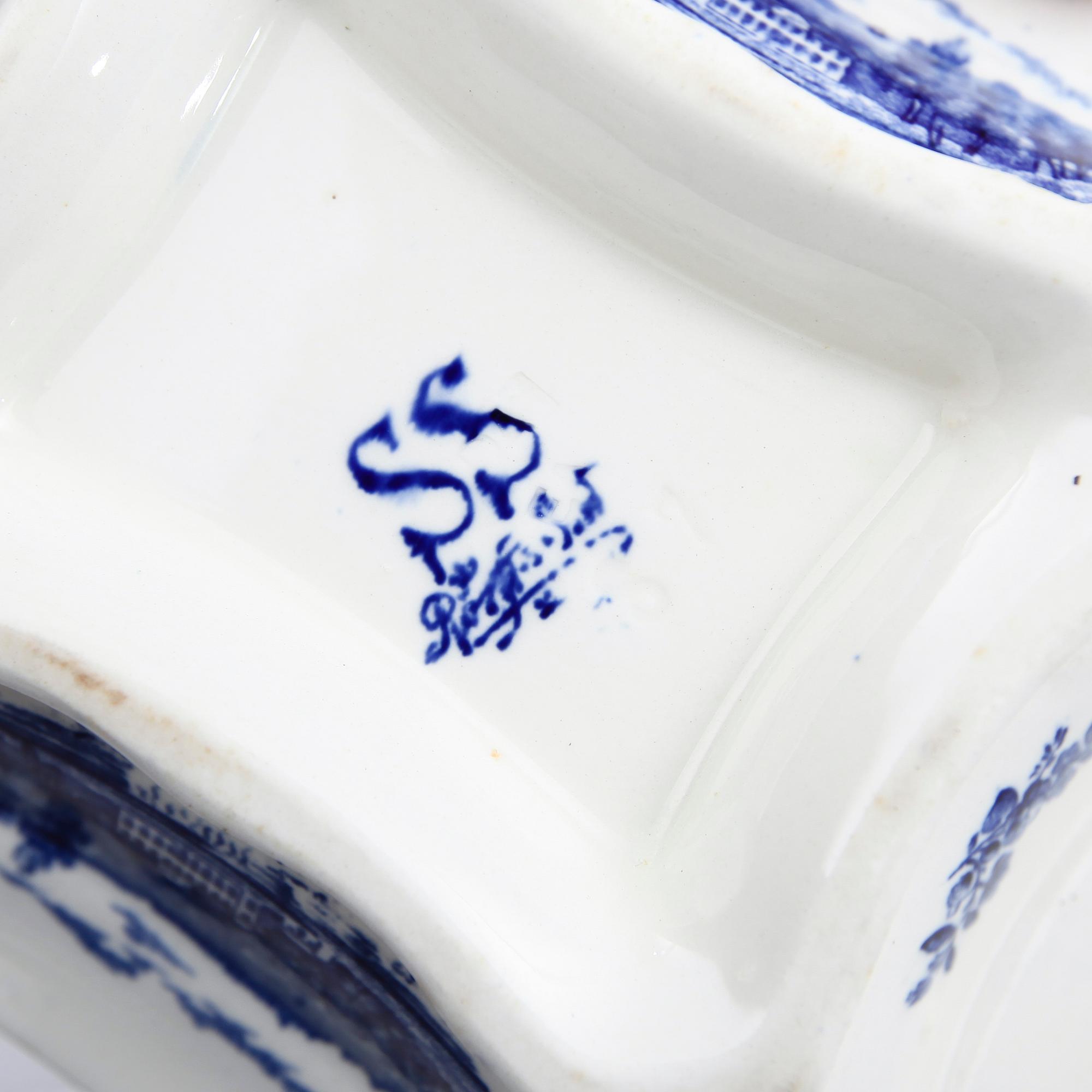 MATSERVIS, 86 delar, flintgods, "Svenska Slott", Rörstrand, 1900-talets första hälft.