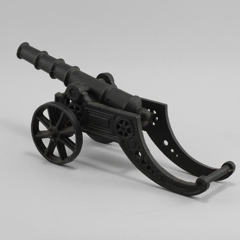 BORDSKANON, gjutjärn, 1900-talets andra del.