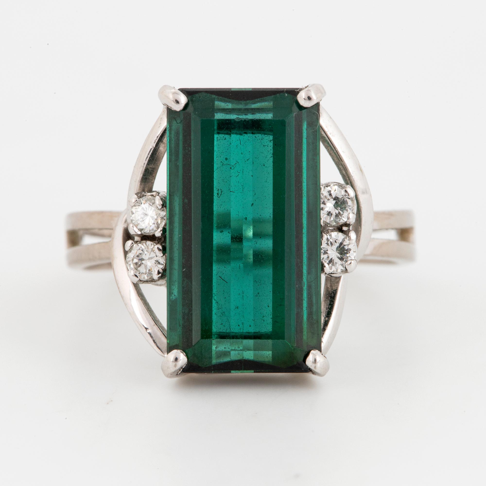 Green tourmalien and brilliant-cut diamond.